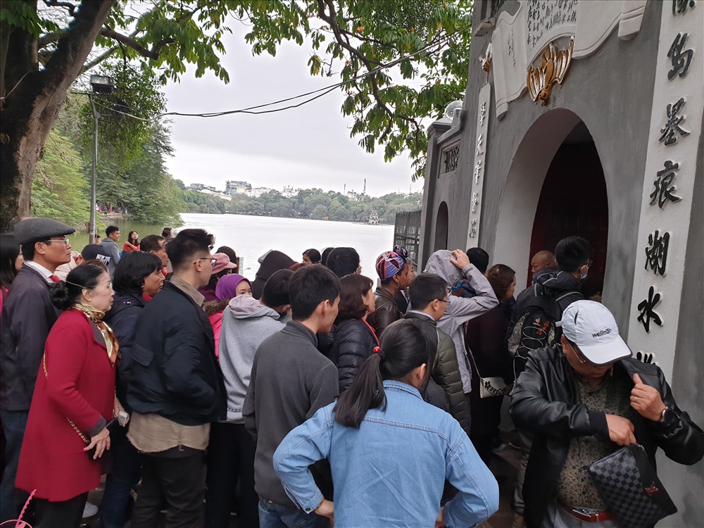 Đền Ngọc Sơn - Cầu Thê Húc đông nghịt người ngày đầu năm mới. Ảnh: Tùng Giang.