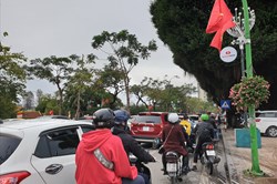 Người Hà Nội du xuân, một số điểm xảy ra ùn tắc ngày mùng 1 Tết