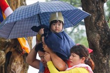 Dòng người mặc áo mưa, che ô đi lễ chùa đầu năm
