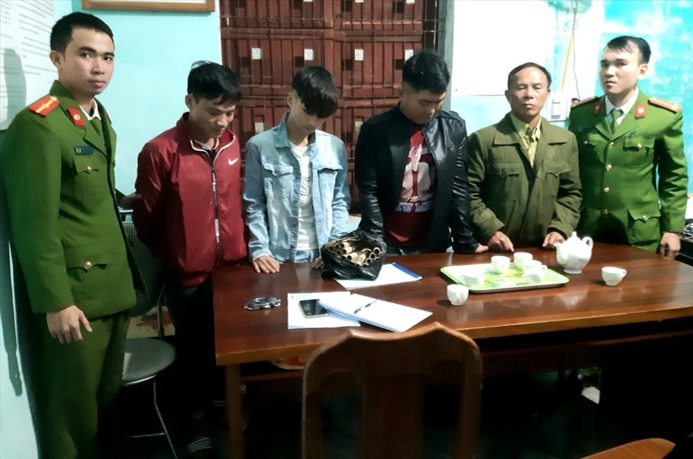 Các đối tượng đốt pháo phép bị công an huyện Bố Trạch phát hiện, tạm giữ. Ảnh: CAQB