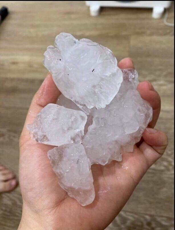 Nhiều viên mưa đá có kích cỡ to kỷ lục.