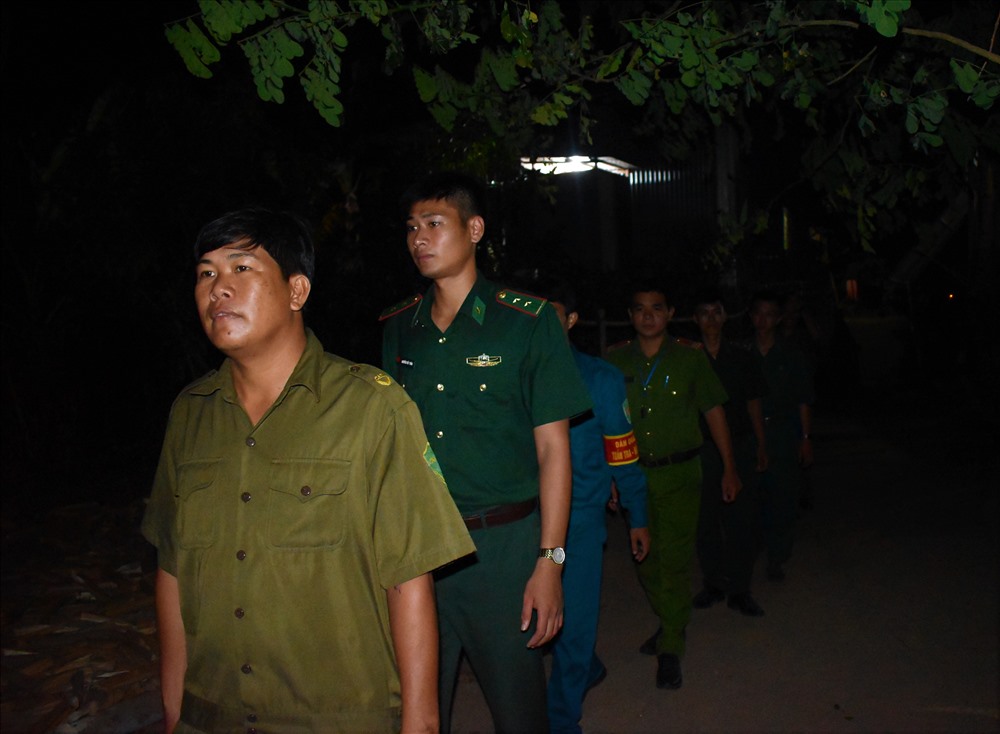 Đồn biên phòng Phú Hữu phối hợp cùng Công an xã Quốc Thái (huyện An Phú, tỉnh An Giang) và dân quân địa phương tuần tra, kiểm soát đường biên giới. Ảnh: Thành Nhân