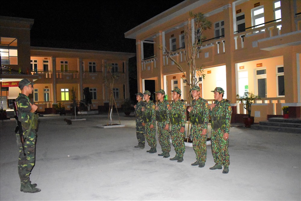Tổ công tác Đồn biên phòng Phú Hữu được giao nhiệm vụ tuần tra, kiểm soát đường biên giới quản lý. Ảnh: Thành Nhân