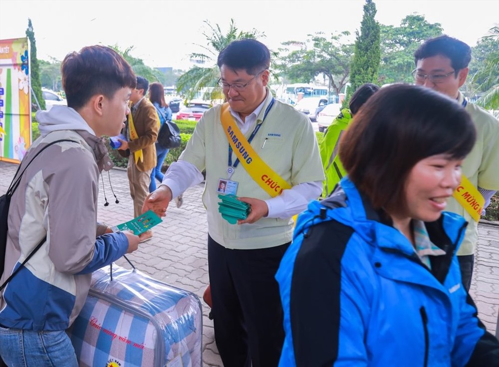 Lãnh đạo Công ty SEVT mừng tuổi nhân viên trước khi họ lên xe Công đoàn về quê đón Tết.