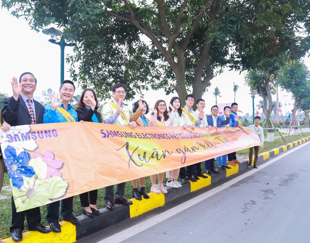 Lãnh đạo và Công Công ty SEV tiễn nhân viên về quê đón Tết.