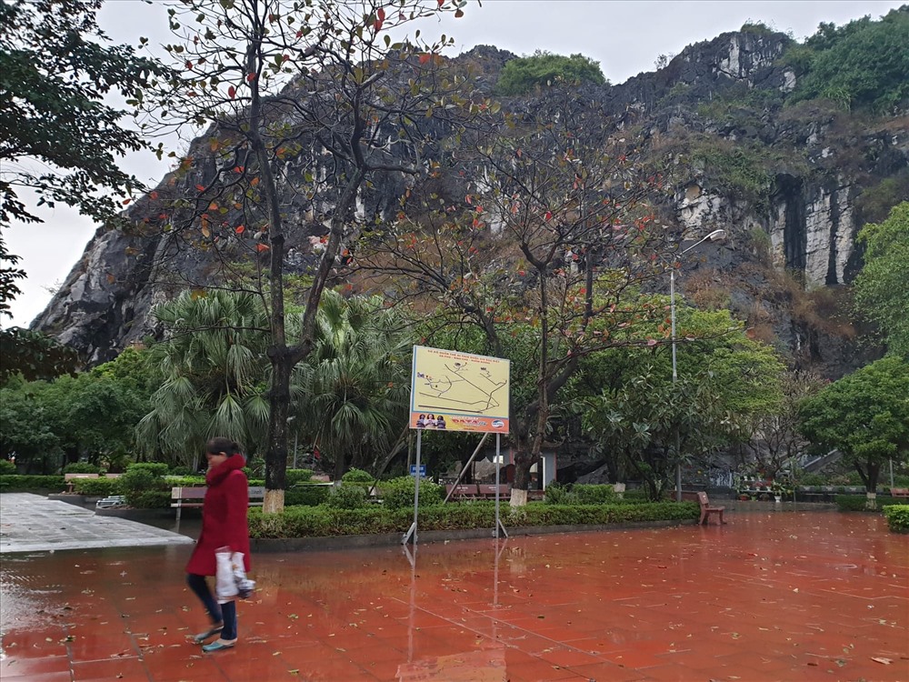 Toàn cảnh khu vực động Kính Chủ nhìn từ dưới chân núi.