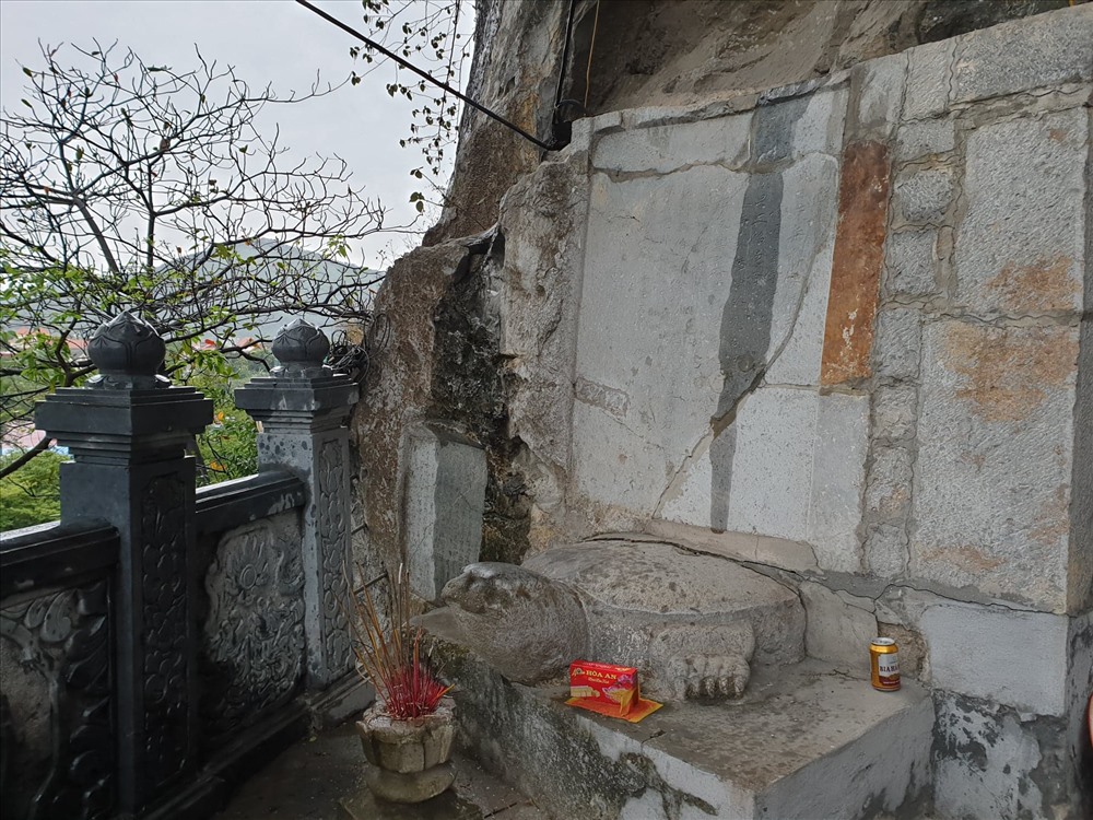 Văn bia cổ nhất, tương truyền của Tiến sỹ Phạm Sư Mạnh, một danh nhân nổi tiếng thời Trần, đề năm 1368, cách đây khoảng 7 thế kỷ.