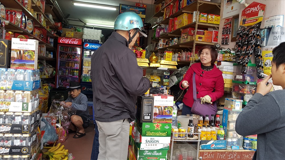 Không khí mua bán sáng mùng 2 Tết tại một hiệu tạp hóa. Ảnh: Kh.V