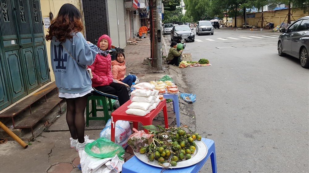 Một “chợ cóc” tự phát trưa mùng 2 Tết. Ảnh: Kh.V