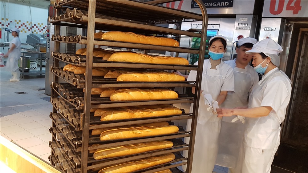 Mẻ bánh mỳ đầu tiên ra lò trong sáng mùng 2 Tết. Ảnh: Kh.V