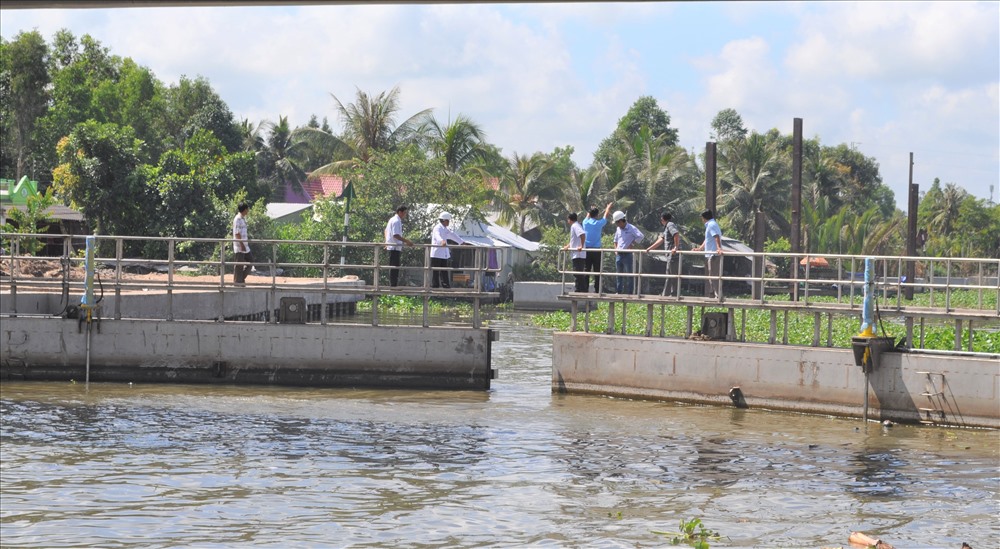 Vận hành Âu thuyền Ninh Quới nhằm kiểm soát nước phục vụ sản xuất (ảnh Nhật Hồ)