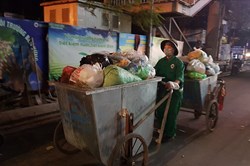 Tâm sự của nữ lao công thu dọn rác xuyên đêm dịp đầu năm Canh Tý