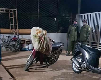 Trong đêm 26.1, từ Công an tỉnh Quảng Trị, Công an huyện Hướng Hóa, Công an xã Tân Liên đến các lực lượng ở thôn được huy động đến hiện trường. Ảnh: HT.