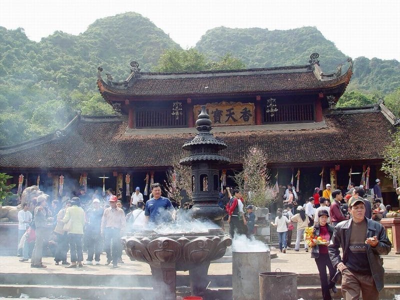 Chùa Hương. Ảnh: T.L