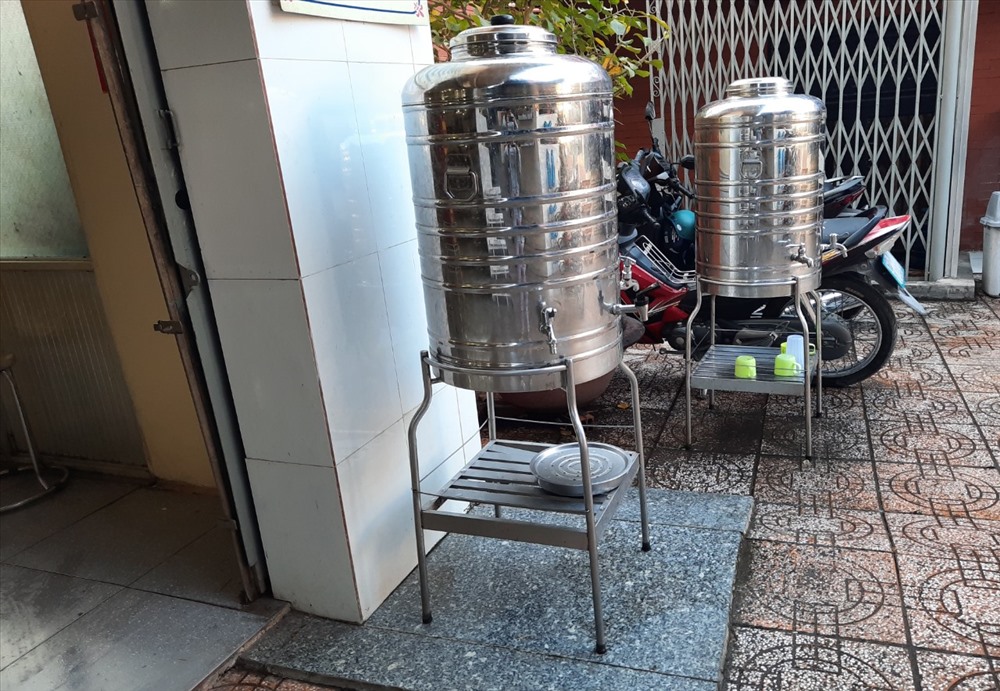 Bên ngoài nhà ăn cũng có sẵn những bình nước đá lạnh phục vụ miễn phí sau bữa ăn.
