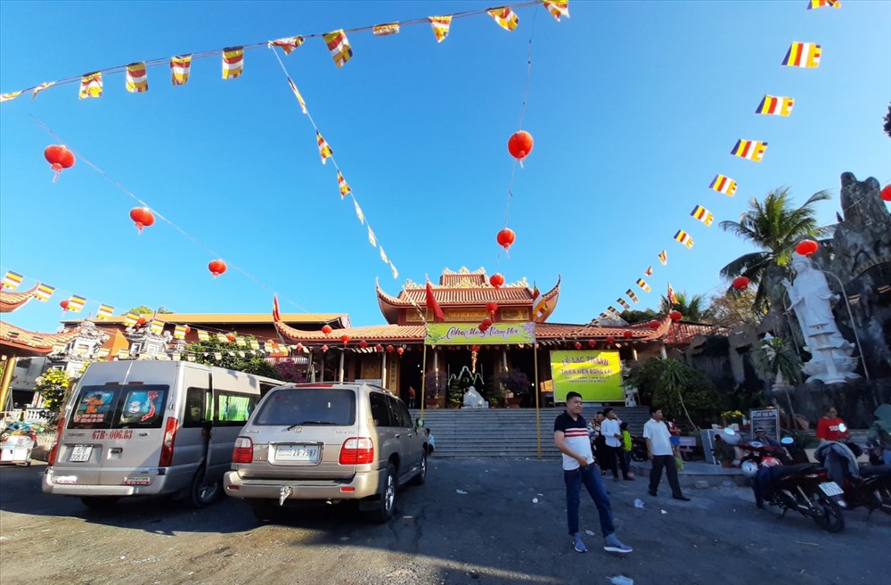 “Chùa bánh xèo” bắt đầu phục vụ bánh xèo miễn phí từ những năm 2000, lúc đầu lượng khách rất ít nên chỉ có có khoảng 2, 3 người thợ là những cô lớn tuổi gần chùa đến làm công quả cho chùa. Mỗi người chỉ đổ một lúc 2 cái chảo. Sau này, khi lượng khách đến đông hơn, đặc biệt là những ngày lễ, Tết, phải có đến cả đội thợ 8 người phụ trách việc đổ bánh mới kịp phục vụ. Hơn 17 giờ ngày Mùng 2 Tết, vẫn còn khá nhiều du khách đến chùa.