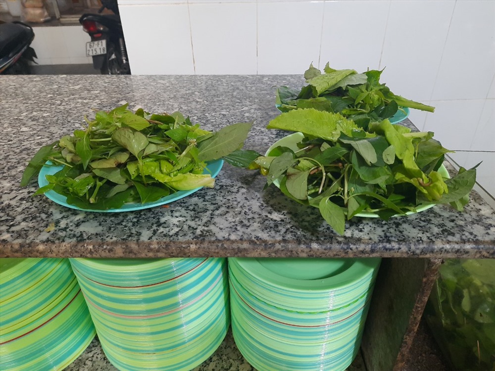 Rau dùng với bánh xèo là rau được người dân trồng quanh nhà hái đem đến. Đặc biệt có nhiều loại rau mọc trên núi gần chùa cũng được người dân hái để phục vụ dùng kèm với bánh xèo. Trong ảnh là những dĩa rau được xếp sẵn để thực khách đến lấy đem về bàn dùng với nước chấm để sẵn trên bàn.