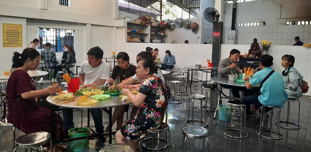 Một đoàn du khách ở Đồng Tháp đến lễ chùa và thích thú được thưởng thức món bánh xèo miễn phí tại đây. Bà Nguyễn Thị Vân – một thành viên của đoàn – cho biết rất thích mùi vị bánh xèo tại đây bởi độ ngọt béo tự nhiên của bánh và đặc biệt là những loại rau núi ăn rất ngon và lạ miệng