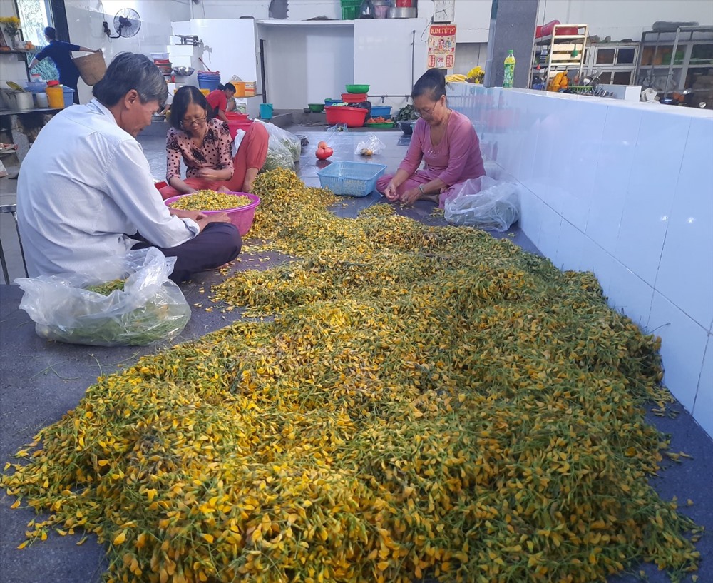 Người dân trong vùng cũng đến phụ giúp công việc chuẩn bị nguyên vật liệu. Nguyên liệu đổ bánh phải được chuẩn bị liên tục cả ngày mới kịp cho nhóm thợ đổ bánh sử dụng.