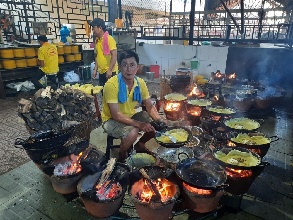 Gần 18 giờ ngày Mùng 2 Tết, anh Nhẫn vẫn còn ngồi đổ thêm bánh, bởi những ngày tết đầu năm lượng khách vẫn còn ghé đến tận khuya dù có bớt đông hơn buổi trưa.
