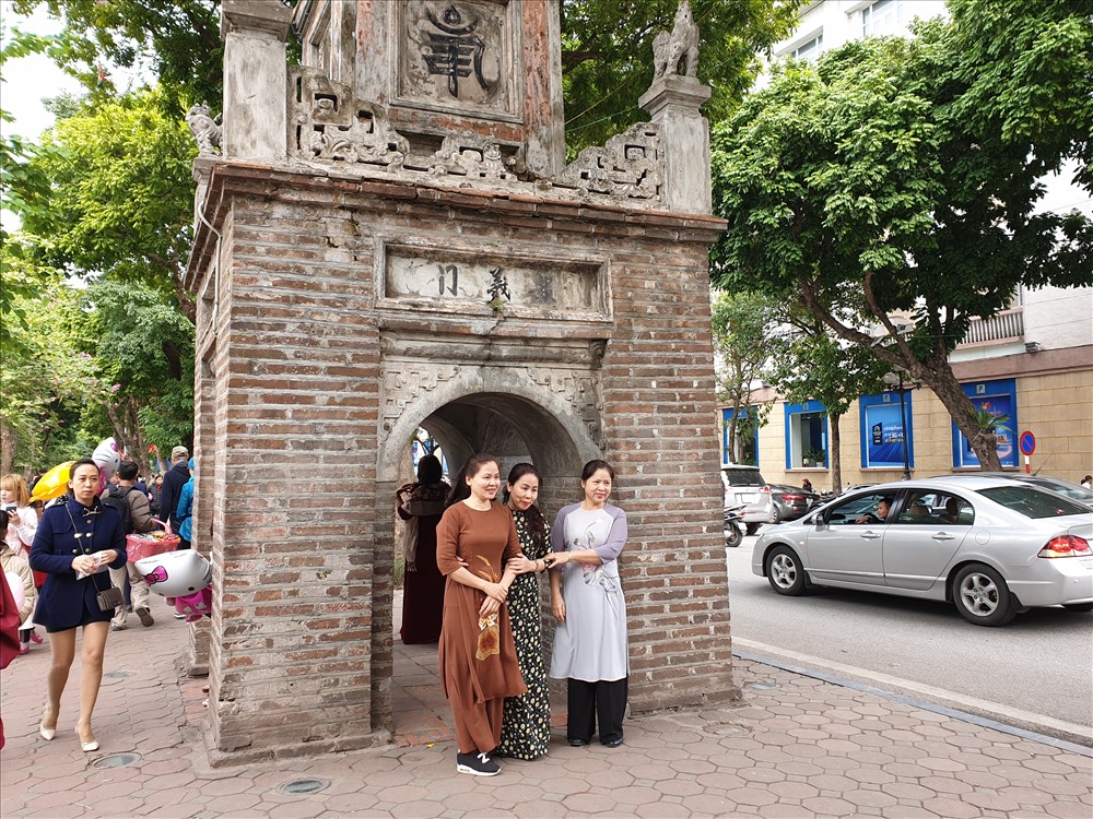 Có thể thấy, người dân Thủ đô rạng rỡ du xuân trên phố đi bộ Hồ Gươm.