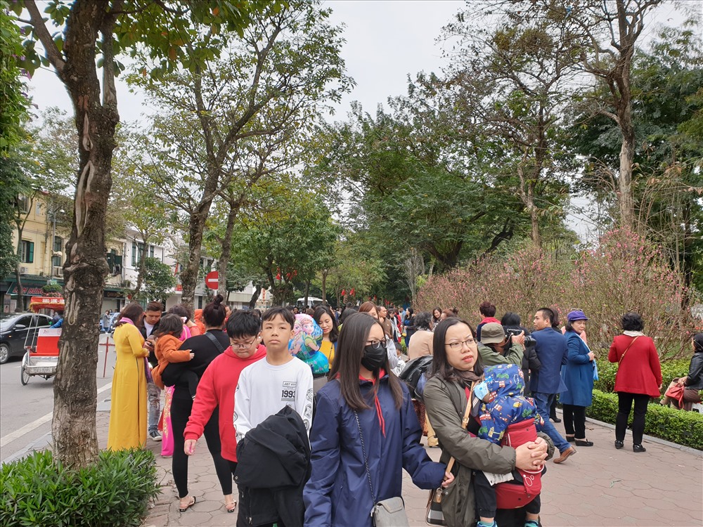 Người dân háo hức dạo phố đi bộ Hồ Gươm dịp đầu năm. Ảnh: Tùng Giang