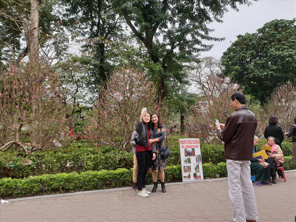 Nhiều người dân đổ về phố đi bộ Hồ Gươm du xuân. Ảnh: Tùng Giang