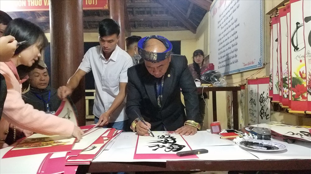 Phong tục xin chữ ông đồ tại chợ đình Bích La. Ảnh: Làng Mai.