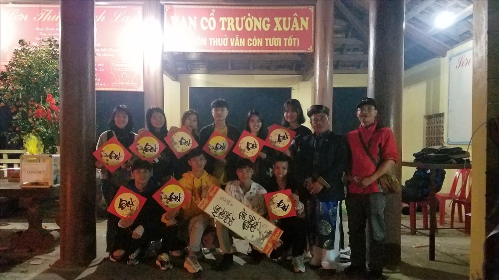 Phong tục xin chữ ông đồ tại chợ đình Bích La. Ảnh: Làng Mai.