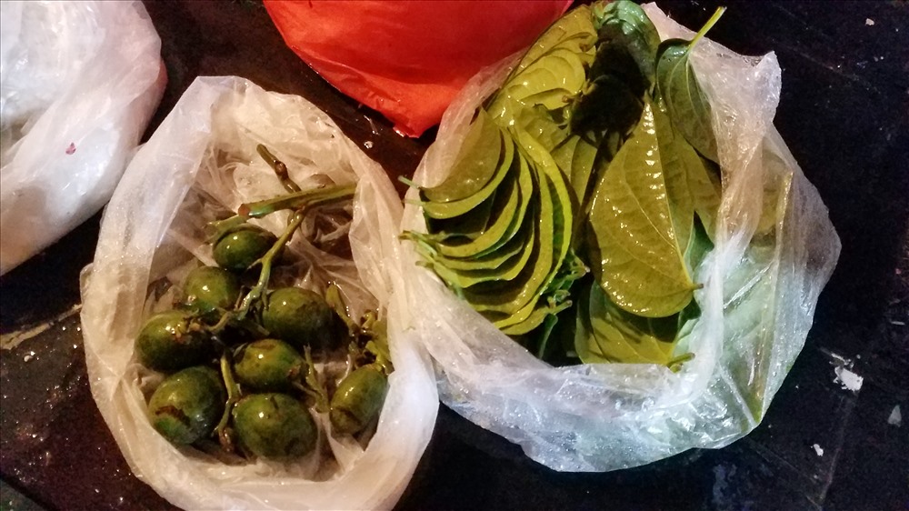 Sản vật được bày bán tại phiên chợ quê ngày Tết. Ảnh: CMH.