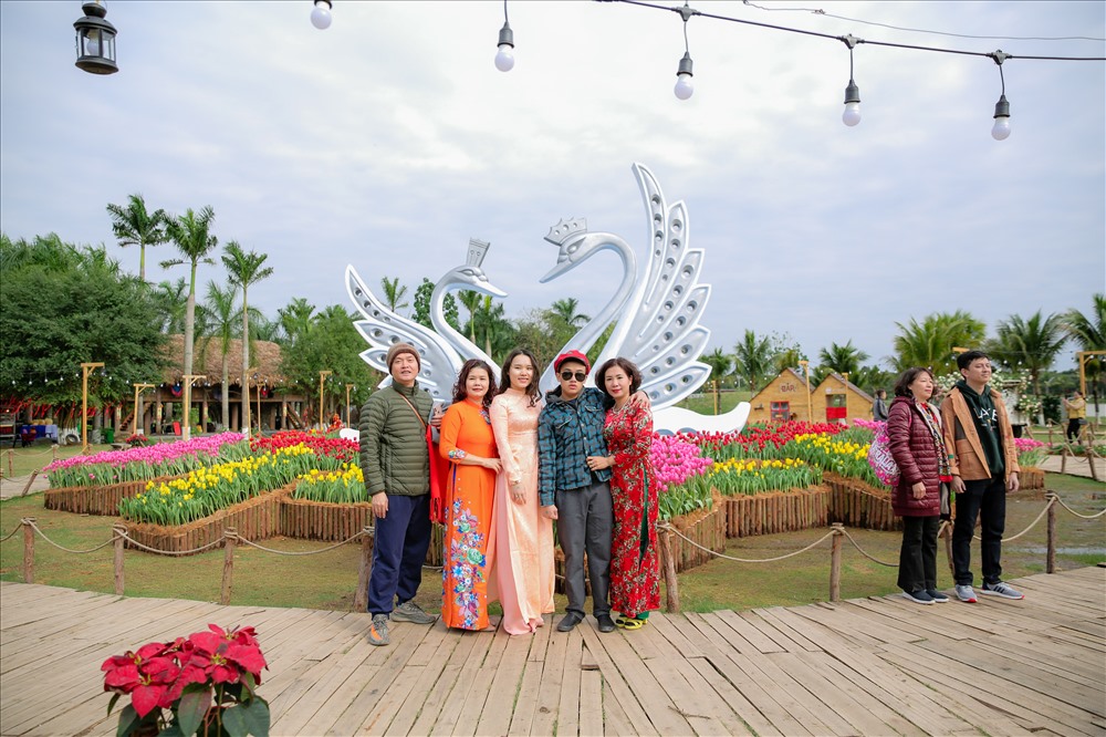 Diễn ra từ mùng 2 Tết và kéo dài đến hết mùng 9 Tết, Lễ hội Xuân Ecopark 2020 đã thu hút hàng ngàn du khách tới tham quan ngay trong những ngày đầu tiên mở cửa.