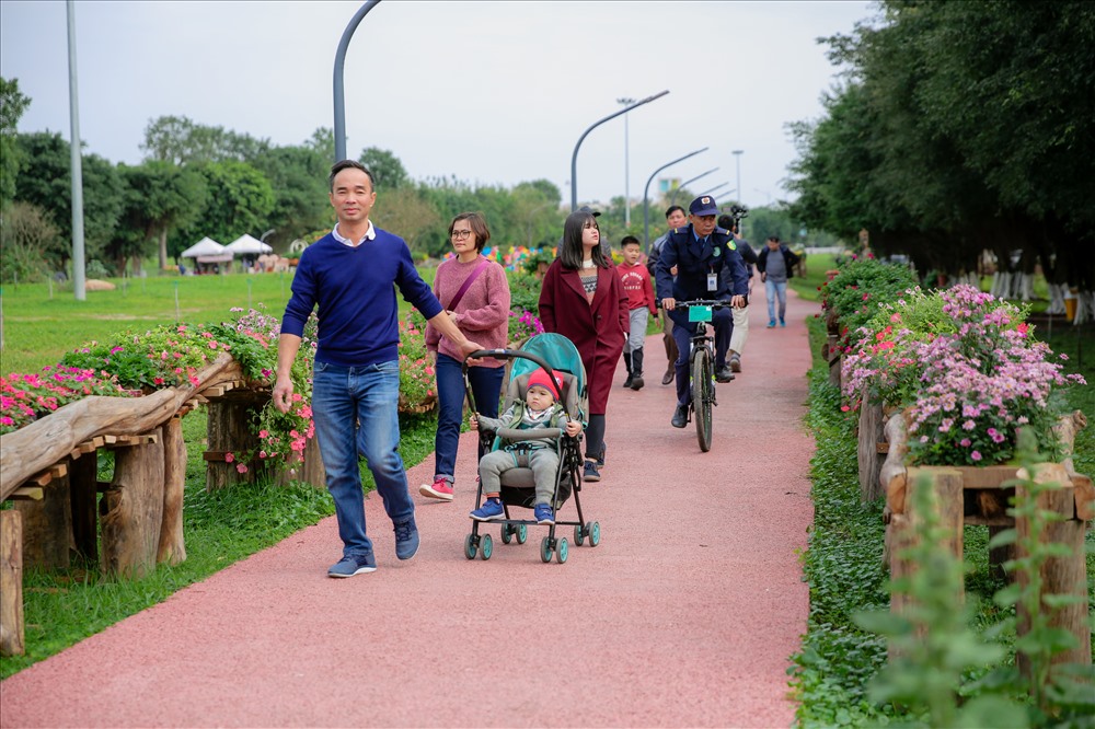 Điểm nhấn của lễ hội năm nay là khu làng văn hóa Eco với đôi thiên nga được đặt tại quảng trường trung tâm. Khách thăm quan được ngắm nhìn đôi thiên nga được điêu khắc cầu kỳ với chân đế là các trái tim khổng lồ xếp bằng hoa tulip.