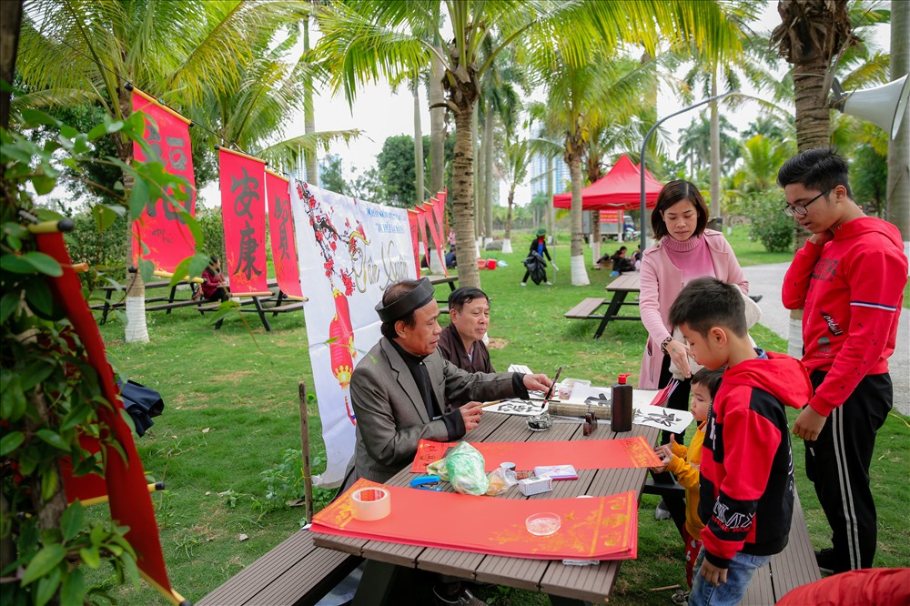 Các hoạt động như: cắm trại ven hồ, chèo thuyền kayak, dạo bộ giữa rừng cây... Đặc biệt, tại đây, các em nhỏ sẽ được hòa mình vào thiên nhiên cỏ cây hoa lá, cùng tiếng chim hót và đàn thiên nga kiêu sa trên mặt hồ.