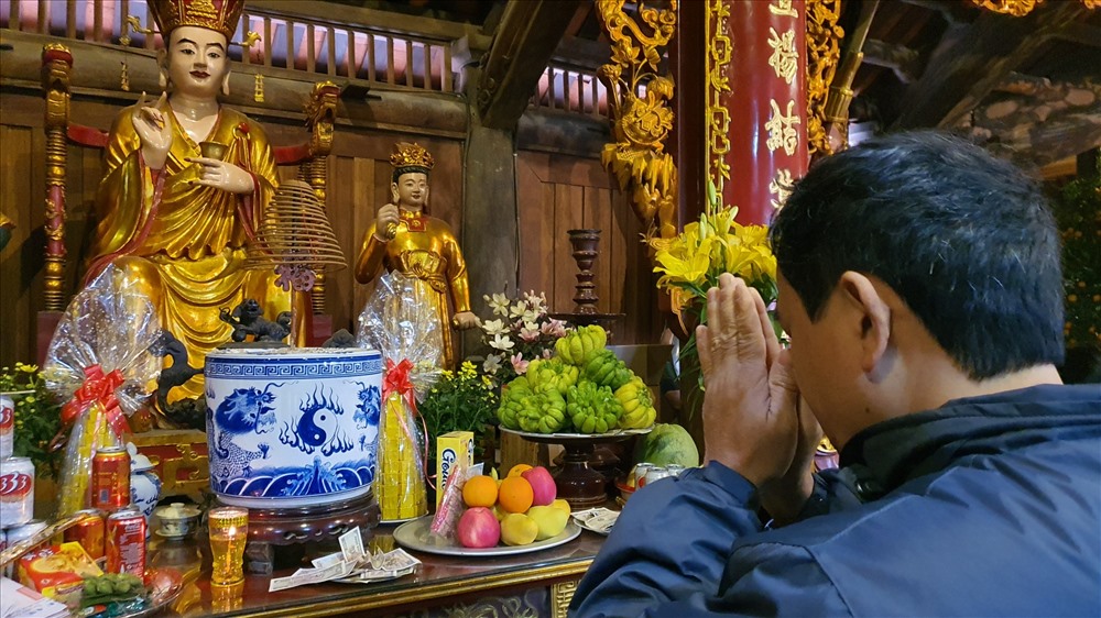 Theo một số tài liệu, chùa Phật Tích được khởi dựng vào thời Lý (năm 1057). Hiện nay, chùa còn bảo lưu được nguyên nền móng của thời Lý với 4 lớp nền có quy mô to lớn, nhiều cổ vật, di vật thời lý như: gạch ngói, chân cột, bệ tảng, tượng phật A di đà, tượng đầu người mình chim, 10 linh thú…
