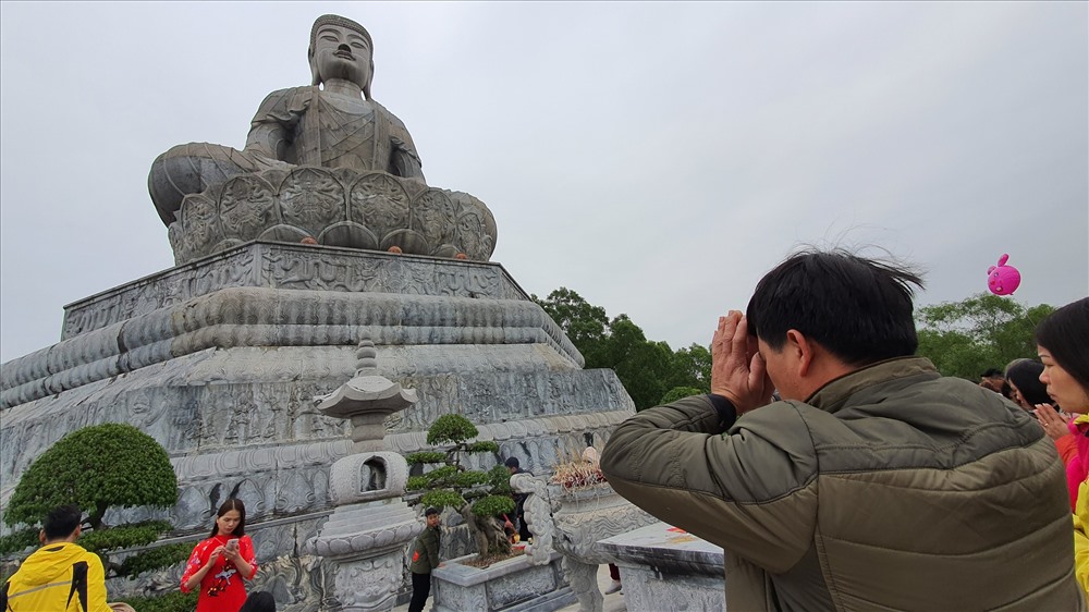 Hiện nay, bức tượng khổng lồ này là điểm đến hấp dẫn du khách mỗi khi trẩy hội chùa Phật Tích.
