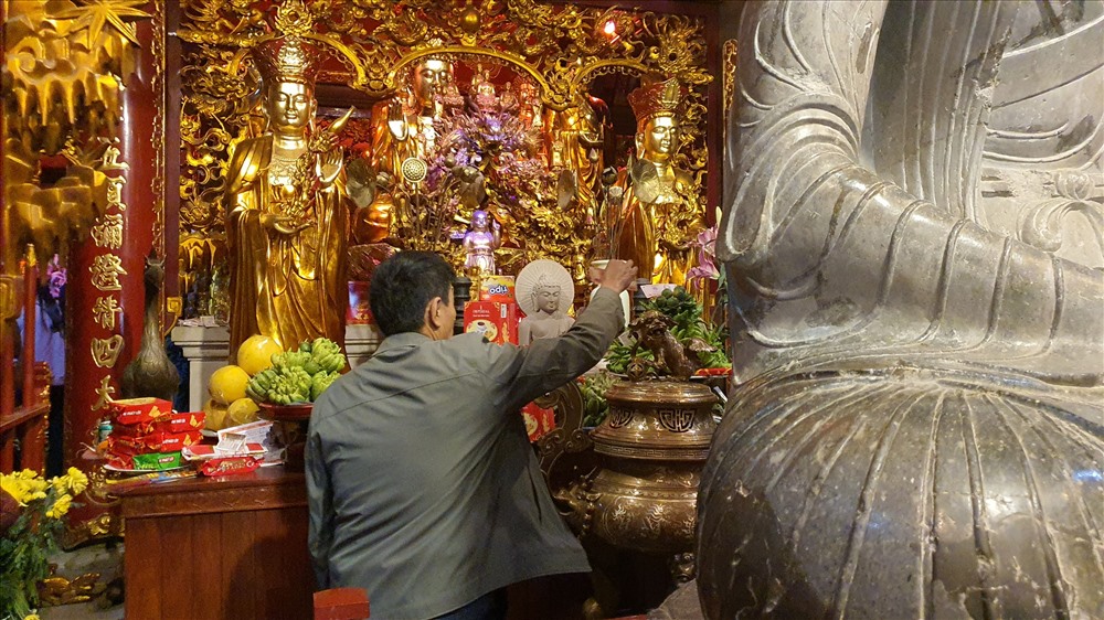 “Vì ngay gần nhà nên năm nào tôi cũng tới chùa Phật Tích để thắp hương, mong cầu năm mới tốt lành cho gia đình” - anh Ngô Văn Bách (thôn Văn Trung, huyện Tiên Du, Bắc Ninh) cho biết.