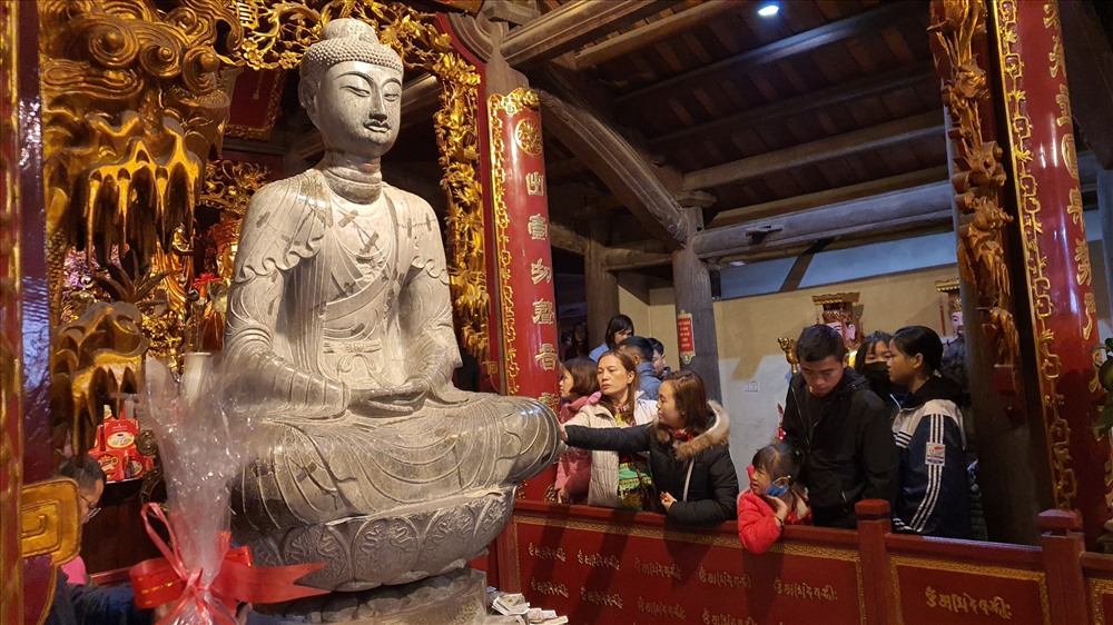Bên trong chính điện, pho tượng Phật A Di Đà được coi là bảo vật của ngôi chùa, di vật được lưu giữ từ thời Lý với những chuẩn mực về điêu khắc tượng. Tuy nhiên, ghi nhận của PV, người dân thoải mái sờ tay vào thân tượng để lấy may.