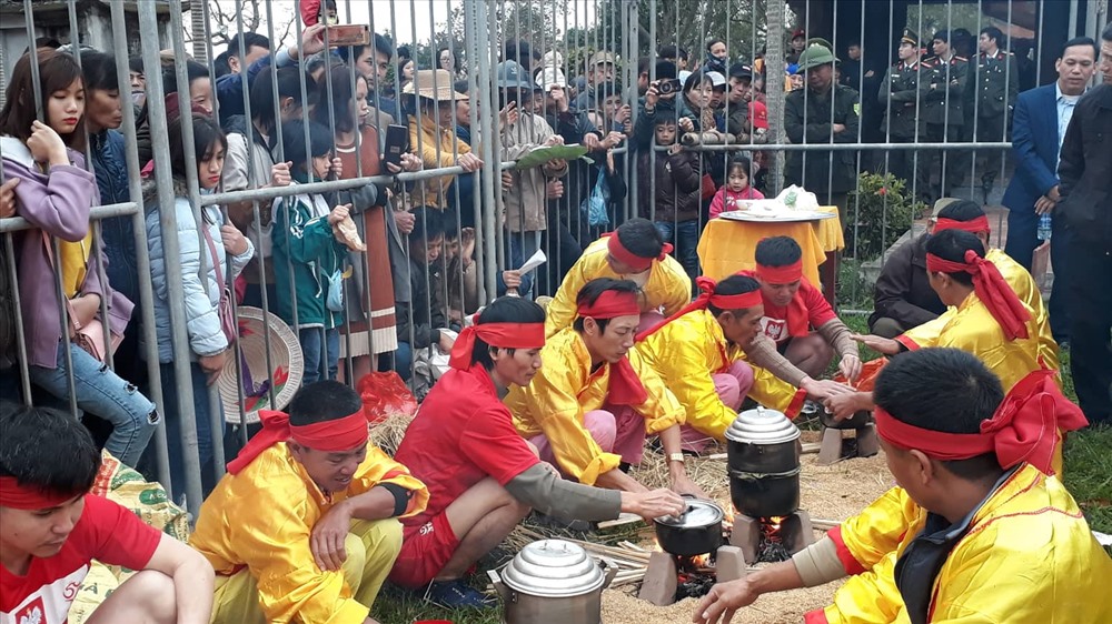 Trò chơi truyền thống kéo lửa thổi cơm được người dân Thái Bình lưu truyền qua nhiều thế hệ là một trong những hoạt động đặc sắc của lễ hội xuân Chùa Keo 2020. Ảnh KL