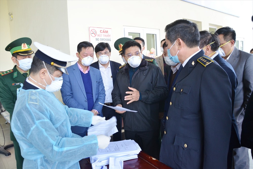 Ông Nguyễn Văn Thắng (giữa)- Chủ tịch UBND tỉnh Quảng Ninh - kiểm tra công tác kiểm soát người xuất nhập cảnh qua Cửa khẩu quốc tế Móng Cái chiều 28.1. Ảnh: Nguyễn Thanh