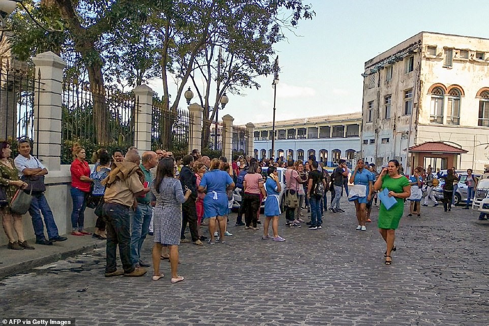 Nhân viên văn phòng bên ngoài tòa nhà Lonja del Comercio ở Havana, Cuba, sau trận động đất. Ảnh: AFP/Getty.