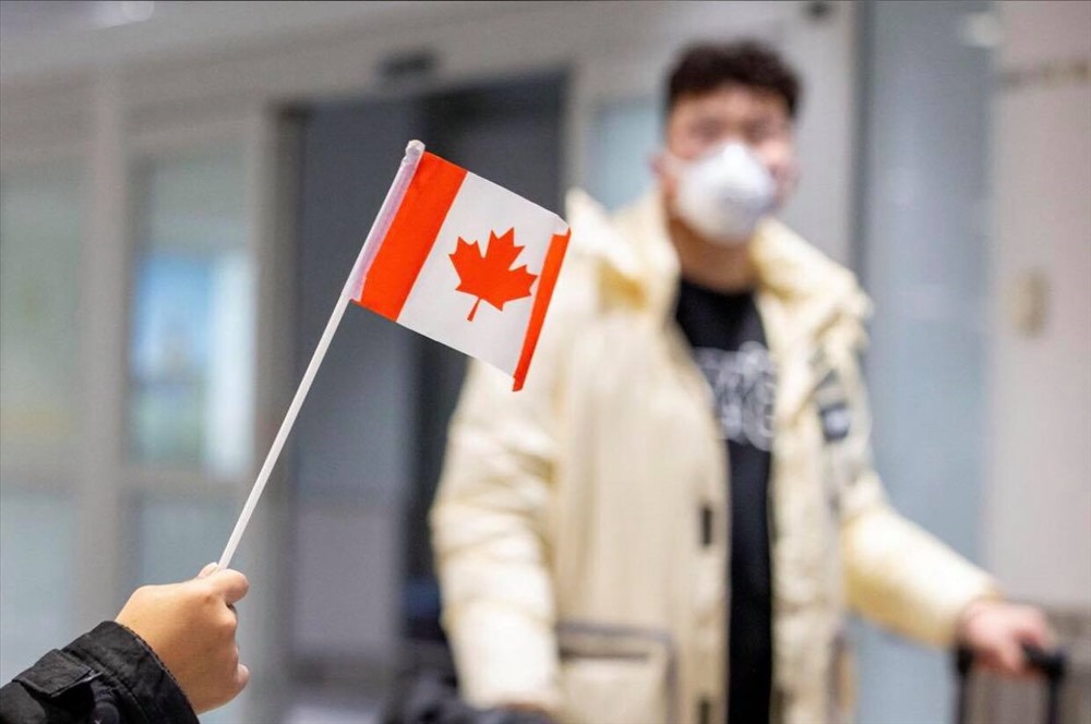 1 hành khách đeo khẩu trang ở sân bay Pearson ngày 26.1. Ảnh: Reuters