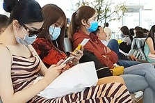 Xuất hành đầu năm, tiếp viên, hành khách đeo khẩu trang phòng virus corona