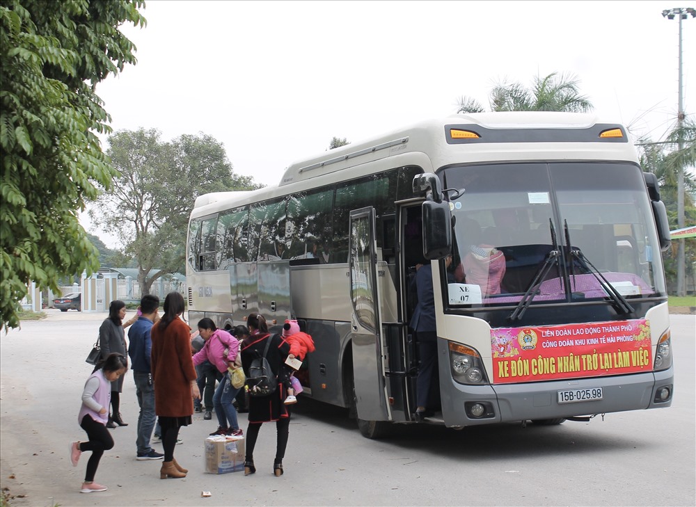 Đúng 14h 29.1, chuyến xe khởi hành đưa công nhân quê tỉnh Thanh Hoá về Hải Phòng sau kì nghỉ Tết.