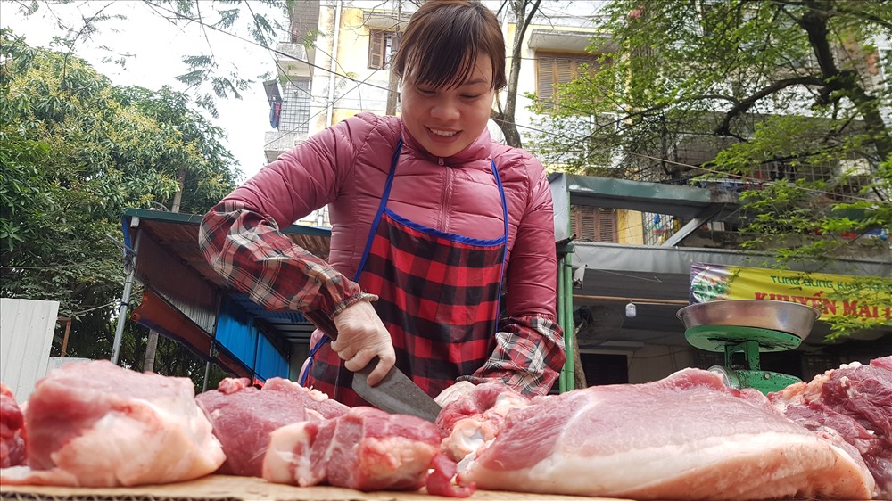 Chị Thắm cho biết giá thịt lợn cai nên rất khó bán. Ảnh: Kh.V
