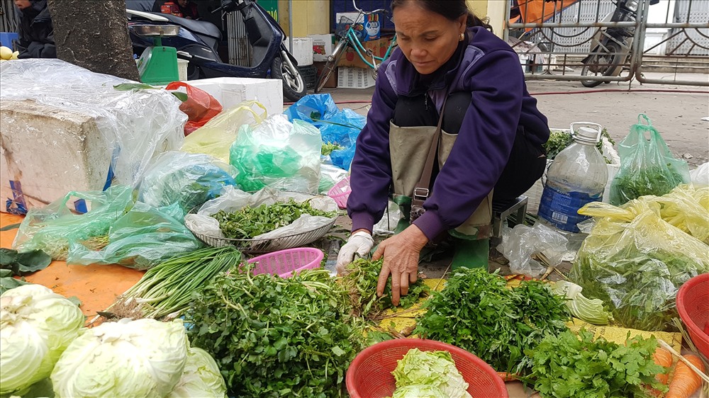 Bà Chính phàn nàn, giá rau xanh tăng cao khiến cả người bán và người mua đều “gặp khó“. Ảnh: Kh.V