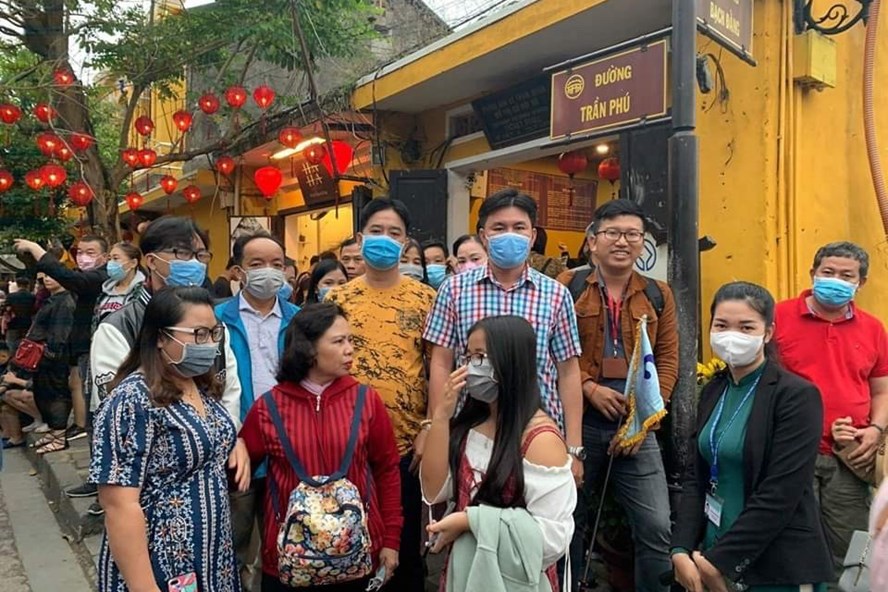 Phát miễn phí khẩu trang y tế cho du khách tham quan phố cổ Hội An