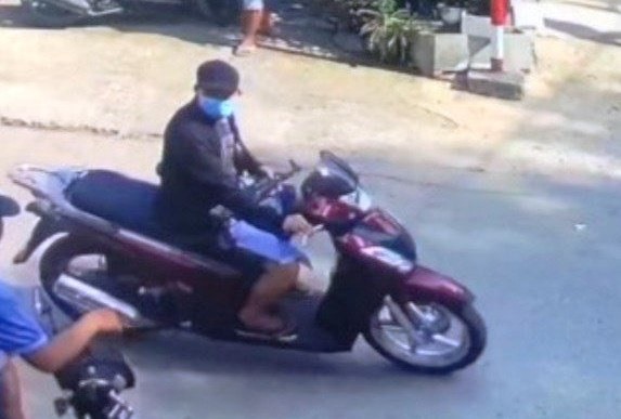 Tuấn sau khi gây án lấy xe SH tẩu thoát khỏi hiện trường. Ảnh: CTV