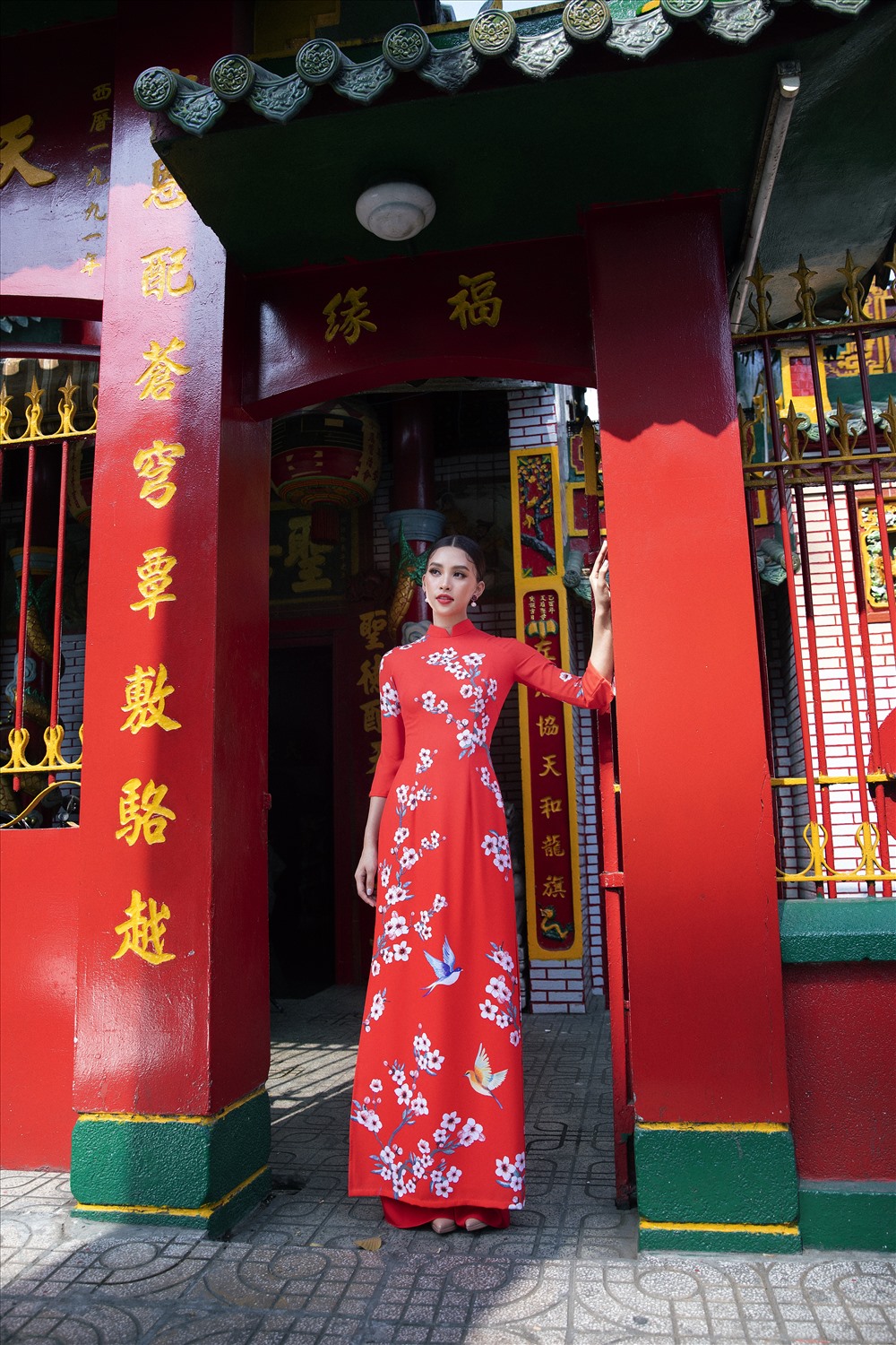 Là đại diện cho nhan sắc cả nước, Tiểu Vy khi khoác lên mình bộ trang phục truyền thống lại càng tôn lên vẻ đẹp của một người phụ nữ Việt Nam. Ảnh: Lê Thiện Viễn.