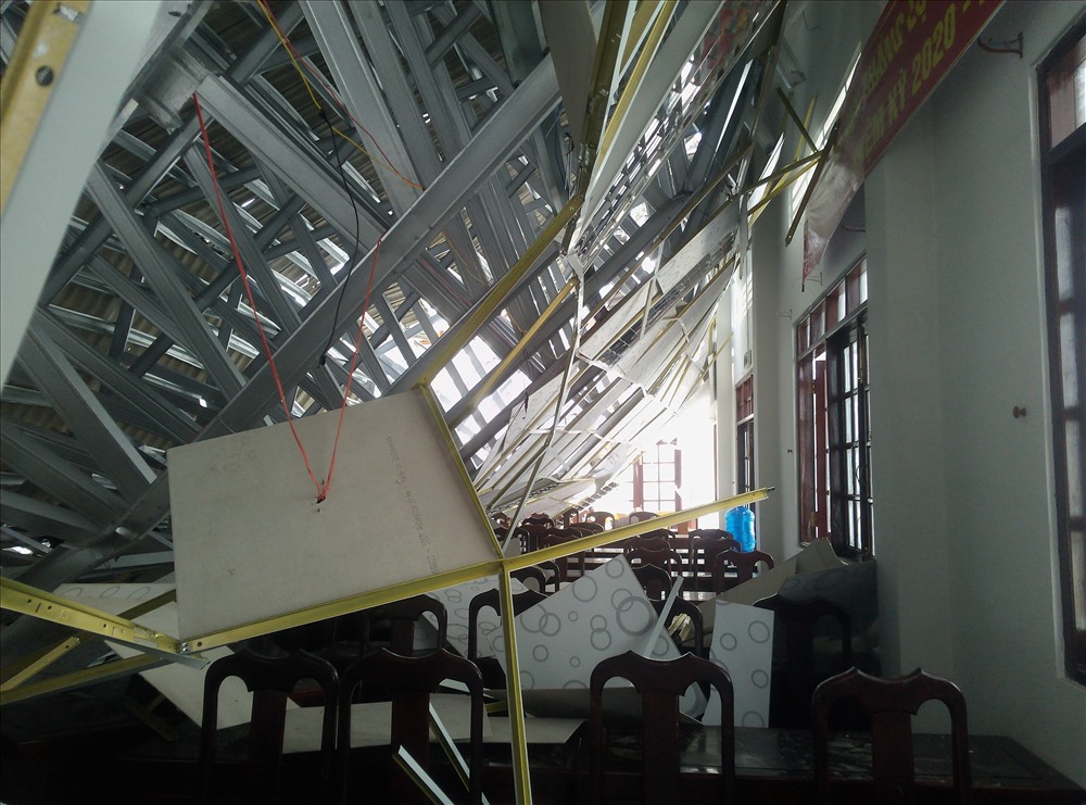 Theo báo cáo, Kết cấu mái thép thi công của hội trường thực tế không đảm bảo khả năng chịu lực