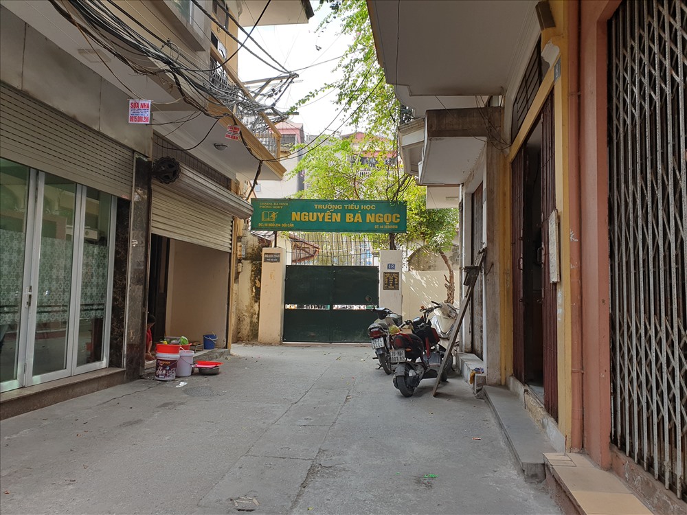 Ngày 3.1, theo ghi nhận của phóng viên, tại số 18, ngõ 294 Đội Cấn (Ba Đình, Hà Nội) là địa chỉ chung của Trường tiểu học Nguyễn Bá Ngọc và Đình làng Kim Mã Thương. Theo quan sát, khuôn viên đình làng có diện tích gần 1.000m2, và là nơi học tập của khoảng 400 em học sinh tiểu học. Một số người dân sống quanh khu vực này cho biết, vì trường tiểu học Nguyễn Bá Ngọc phải học nhờ đình làng nên tiếng thầy cô giảng bài xem lẫn tiếng tụng kinh gõ mõ là chuyện thường ngày diễn ra tại đây. Ảnh: Tùng Giang.